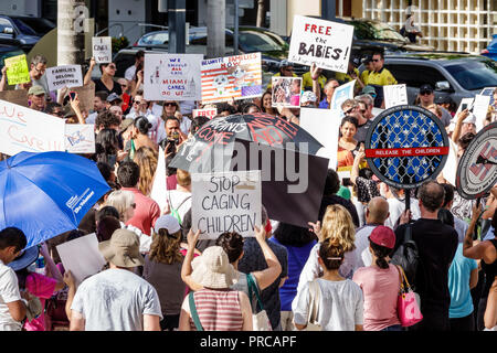 Miami Florida, Demonstration gegen Protestdemonstration, Familien gehören zusammen Freie Kinder illegale Einwanderung, mexikanische Grenzfamilie Separati Stockfoto