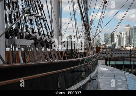 Ein Blick auf die Canary Wharf aus der Cutty Shark in Greenwich Stockfoto