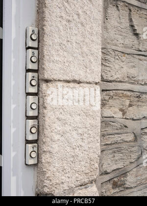 Szenen aus um Stadtzentrum von Newquay, Cornwall. Reihe von türklingeln für Mehrfamilienhaus. Mieten Konzept Zahlen, bedsit land Metapher, Ferienhaus GROSSBRITANNIEN. Stockfoto