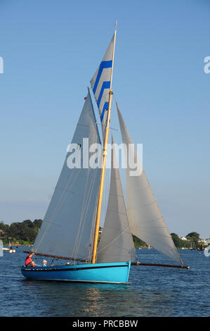 Traditionelle Falmouth arbeiten Boot unter Segeln in der Fal estuary Stockfoto