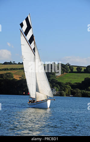 Traditionelle Falmouth arbeiten Boot unter Segeln in der Fal estuary Stockfoto