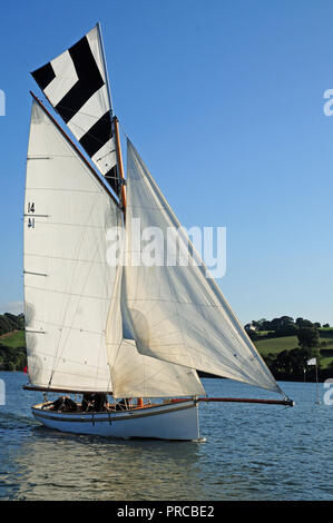 Traditionelle Falmouth arbeiten Boot unter Segeln in der Fal estuary Stockfoto