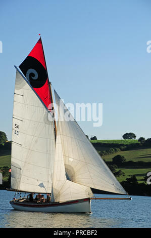 Traditionelle Falmouth arbeiten Boot unter Segeln in der Fal estuary Stockfoto