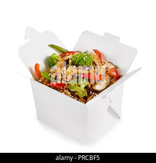 Reis mit Gemüse und Pilzen in einem Karton auf einem weißen Hintergrund isoliert Stockfoto