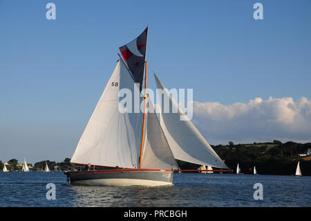 Traditionelle Falmouth arbeiten Boot unter Segeln in der Fal estuary Stockfoto