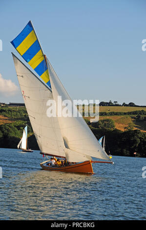 Traditionelle Falmouth arbeiten Boot unter Segeln in der Fal estuary Stockfoto