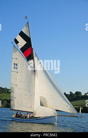 Traditionelle Falmouth arbeiten Boot unter Segeln in der Fal estuary Stockfoto