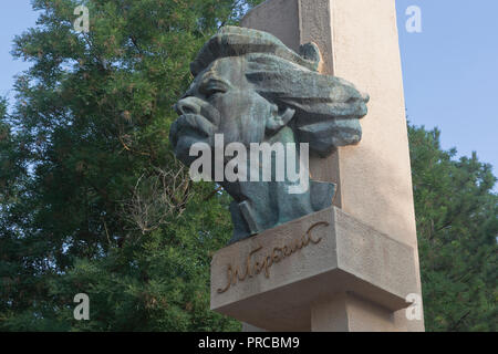 Jewpatoria, Krim, Russland - 30. Juni 2018: Denkmal für Schriftsteller Maxim Gorki auf der Gor'kij-Damm in Jewpatoria, Krim Stockfoto