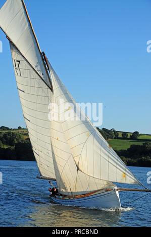 Traditionelle Falmouth arbeiten Boot unter Segeln in der Fal estuary Stockfoto