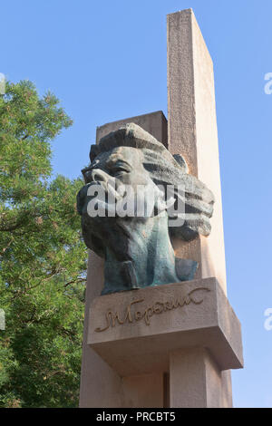 Jewpatoria, Krim, Russland - 30. Juni 2018: Denkmal für Schriftsteller Maxim Gorki in der Resort City von Jewpatoria, Krim Stockfoto