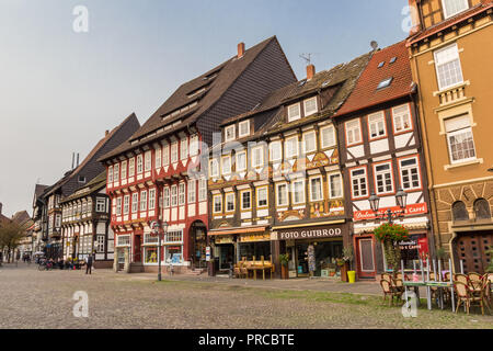 Die bunten Geschäfte am Marktplatz von Einbeck, Deutschland Stockfoto