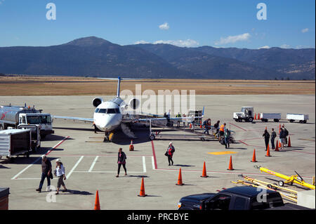 Passagiere, die von einem kleinen kommerziellen Flugzeug am Flughafen in Misoula, Montana aussteigen Stockfoto