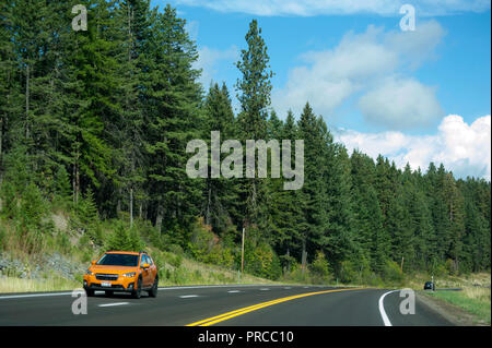 Landstraße in der Nähe von Flathead Lake in Montana Stockfoto