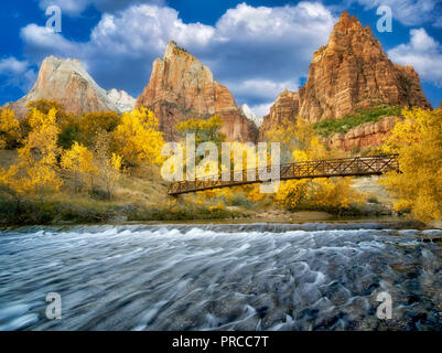 Gericht der Patriarchen und Virgin River und Fsll Farbe. Zion Nationalpark, Utah Stockfoto