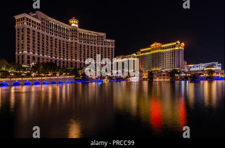 Lange Belichtung des Bellagio & Caesars Palace Hotels in der Nacht in Las Vegas, Nevada, USA Stockfoto