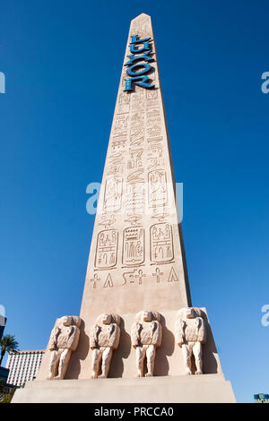 Las Vegas, USA, 2. Oktober 2011. Replik eines ägyptischen obselisk im Luxor Hotel und Casino. Credit: Mario Beauregard/Alamy leben Nachrichten Stockfoto