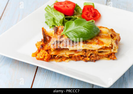 Frische italienische Lasagne auf einer Platte Stockfoto
