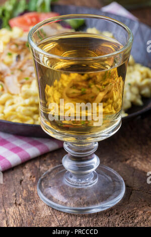 Nahaufnahme des Bayerischen kaes Spätzle auf Holz Stockfoto