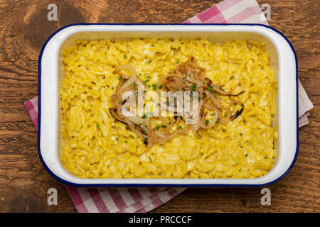 Nahaufnahme des Bayerischen kaes Spätzle auf Holz Stockfoto