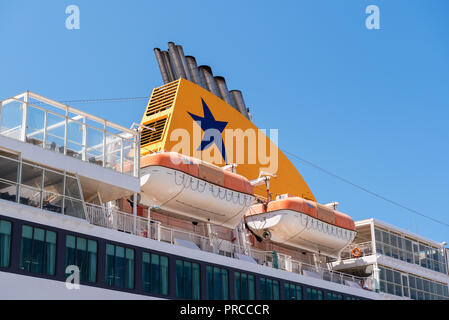 RHODES, Griechenland - 13. Mai 2018: Blue Star Ferries Seitenansicht mit Leben Boote. Stockfoto