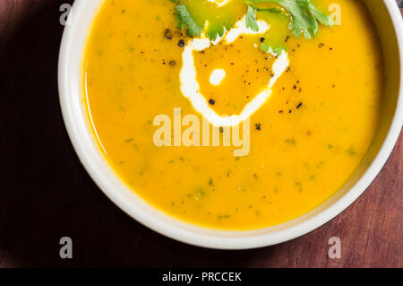 Karotte und Koriander Suppe, Herbst Essen, Zimmer für Ihren Text Stockfoto