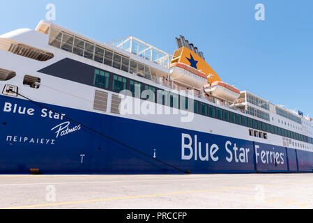 Rhodos, Griechenland - Mai 13, 2018: Nahaufnahme von Kreuzfahrtschiff, Seitenansicht. Blue Star Ferries ist ein modernes und luxuriöses Griechische Flotte. Stockfoto