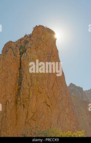 Desert Sun Peeking Um einen Felsen Monolith in Big Bend National Park in Texas Stockfoto