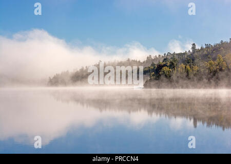 Morgen, Nebel und Wolken auf Ottertrack See in Quetico Provincial Park Stockfoto