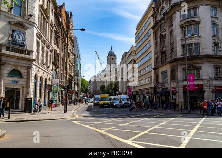 Street Scene von Holborn, London, UK. Die Kreuzung der Kingsway und High Holborn in der Stadt Stockfoto