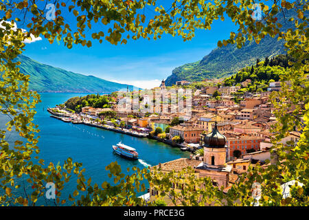 Limone sul Garda mit Blick aufs Wasser durch grüne Blätter frame, Region Lombardei Stockfoto