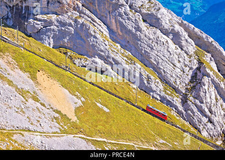 Abstieg auf den Pilatus die steilste Zahnradbahn der Welt, 48 Prozent, touristische Landschaft der Schweiz Stockfoto