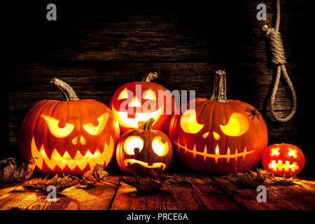 Fünf Halloween Pumpkin Head Jack auf hölzernen Hintergrund Stockfoto
