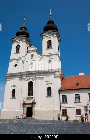 Außenansicht des historischen Benediktinerabtei vom Plattensee entfernt, auf der Halbinsel Tihany, Ungarn, Osteuropa. Stockfoto