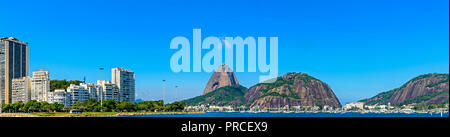 Morgen mit Panoramablick auf den Strand und Botafogo Bucht mit seinen Gebäuden, Zuckerhut Hill, Boote und Berge in Rio de Janeiro Stockfoto