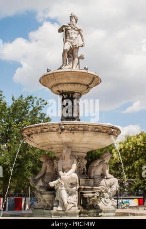 Das Danubius Brunnen, in der Mitte des Erzsebet Platz entfernt, in der Altstadt von Budapest, Ungarn symbolisieren die Flüsse an einem schönen Sommertag. Stockfoto