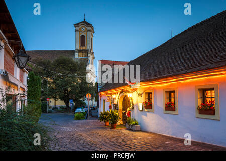 Szentendre, Ungarn - 17. August 2018: Restaurant und eine Kirche in der Altstadt von Eger in Ungarn. Stockfoto