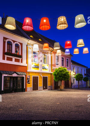 Szentendre, Ungarn - 17. August 2018: Bunte Geschäfte in der Altstadt von Szentendre in Ungarn. Stockfoto