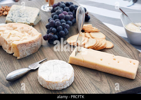 Verschiedene Arten von Luxus Käse auf Holz- Käseplatte unter natürlichen diffuses Tageslicht am Nachmittag Stockfoto