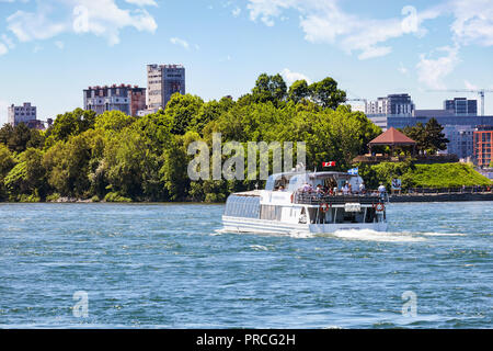 Sightseeing Tour segeln auf st. Lawrence River und Montreal cirty Hintergrund in Québec, Kanada. Stockfoto