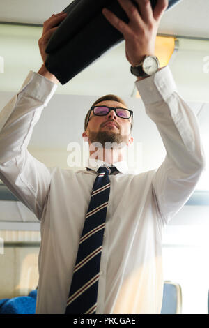 Geschäftsmann mit Gepäck Stockfoto