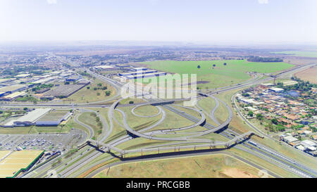 Überführung der komplexen Road Kreuzung. Sonnigen Tag. Moderne Brasilien. Ribeirão Preto, Antenne Höhe drone Flug. Trevão. Stockfoto