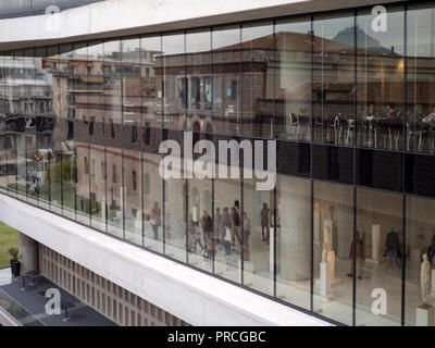 Athen, Griechenland - 26. FEBRUAR 2017: Reflexionen über die Fenster der Akropolis-Museum in Athen Stockfoto