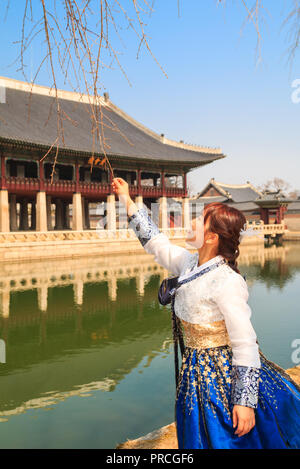 Schönen koreanischen Frau gekleidet Hanbok, traditionelle koreanische Kleid, in Gyeongbokgung Palast, Seoul, Südkorea Stockfoto