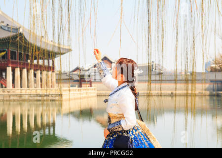 Schönen koreanischen Frau gekleidet Hanbok, traditionelle koreanische Kleid, in Gyeongbokgung Palast, Seoul, Südkorea Stockfoto