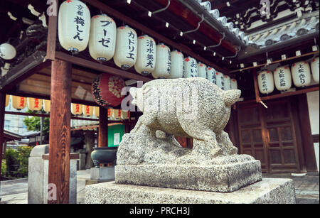 Alte traditionelle schwarze und weiße Laternen außerhalb Japans Tempel Zenkyoan Stockfoto