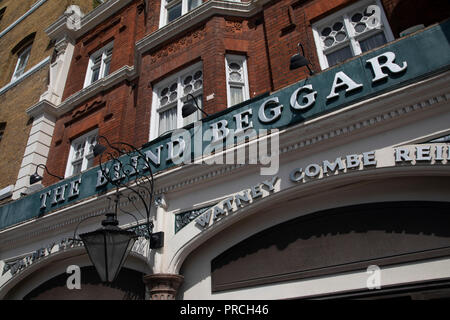 Äußere des berühmten blinden Bettler Pub in Whitechapel, London, Vereinigtes Königreich. Berüchtigt als der Ort, wo am 9. März 1966, Ronnie Kray geschossen und ermordeten George Cornell, ein Teilnehmer von einer rivalisierenden Bande, die Richardsons, als er an der Bar saß. Der Mord fand in der dann Saloon Bar. Whitechapel High Street im Osten von London. Stockfoto