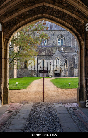 Arch Tor Eingang in das Krankenhaus der Hl. Kreuz und Armenhaus des Edlen Armut - ein mittelalterliches armenhaus Grad 1 denkmalgeschützten Gebäude in Winchester, Großbritannien Stockfoto