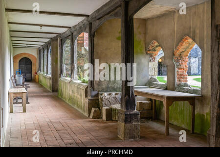 Die mittelalterliche Architektur des Krankenhauses der Hl. Kreuz und Armenhaus Gebäude in Winchester, Hampshire, England, Großbritannien Stockfoto
