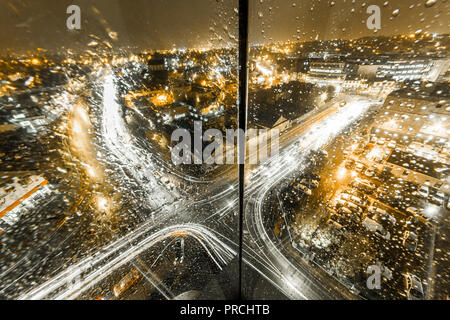 Cork, Irland. 9. November 2010. Ein Blick auf die Südseite der Stadt in einer regnerischen Nacht von einer Wohnung in die elysischen Turm, Cork, Irland. Stockfoto