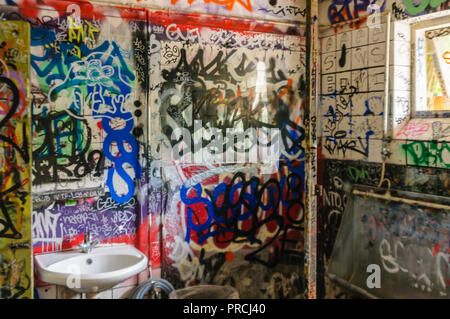 Graffiti an den Wänden einer öffentlichen Toilette in Freistadt Christiania, Kopenhagen, Dänemark. Stockfoto